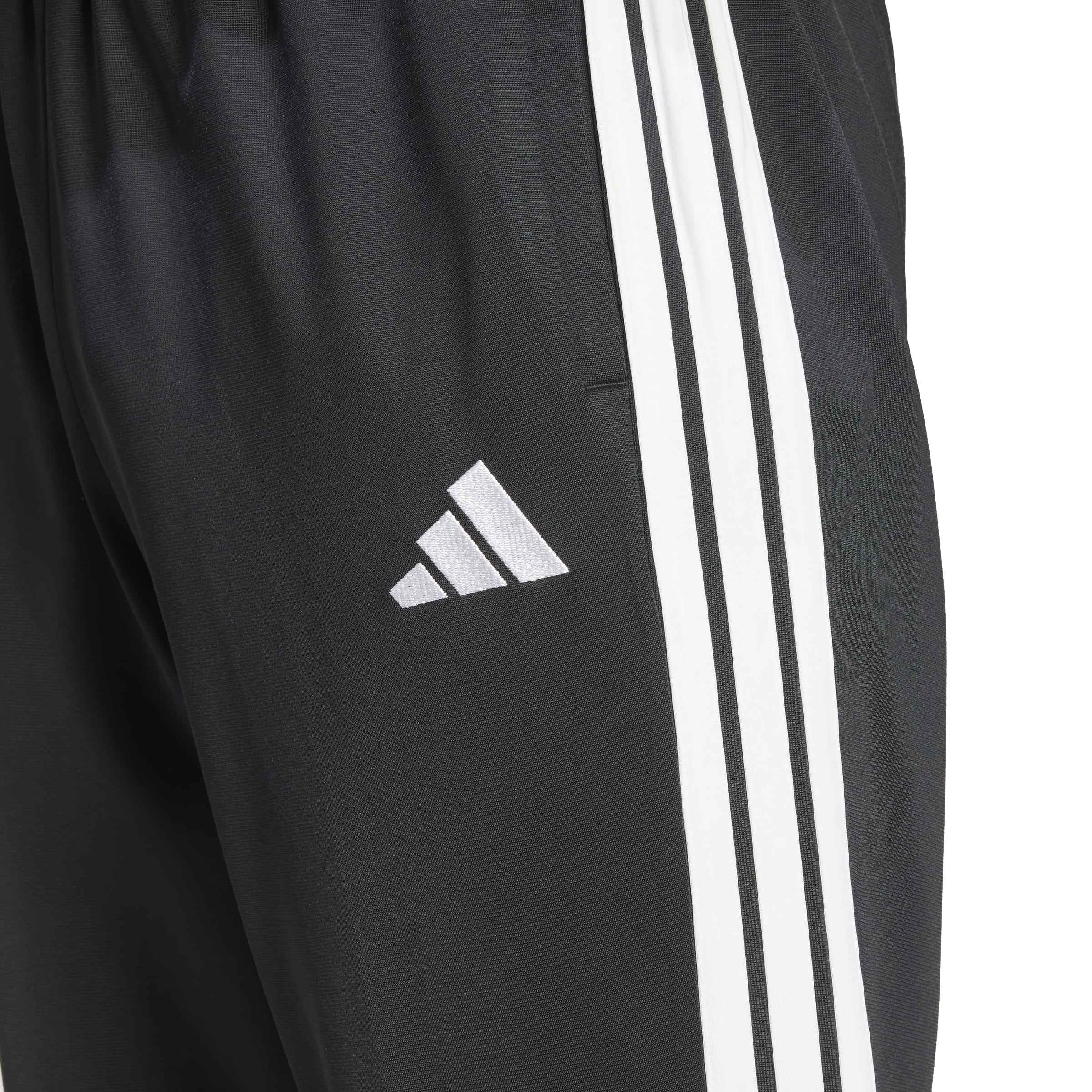 JI8858_8_APPAREL_On Model_Detail View 2_white